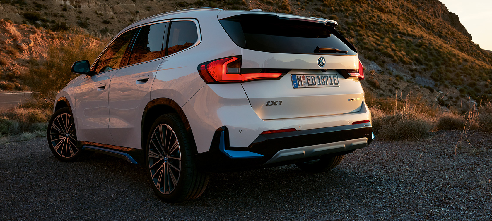 A BMW iX1 CSOMAGTERE ÉS VONÓHORGA.